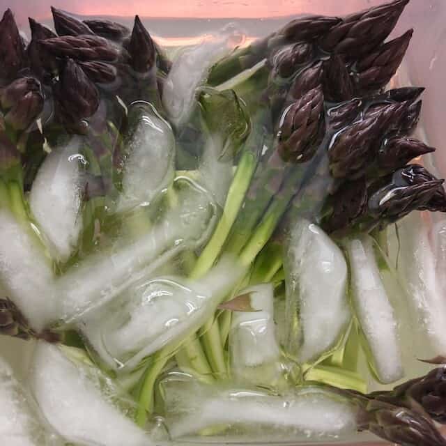 asparagus in ice bath